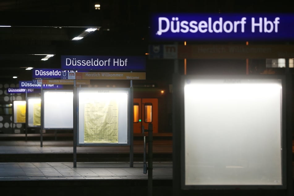 Massenschlägerei im Düsseldorfer Hauptbahnhof: Reisende wollen Festnahme verhindern