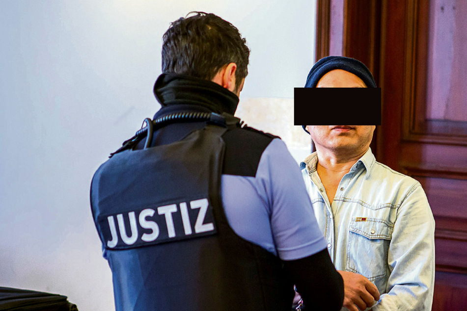 Ein Wachtmeister nimmt Tuan Hong T. die Handschellen ab. Der Sushi-Koch muss sich wegen versuchten Mordes verantworten.