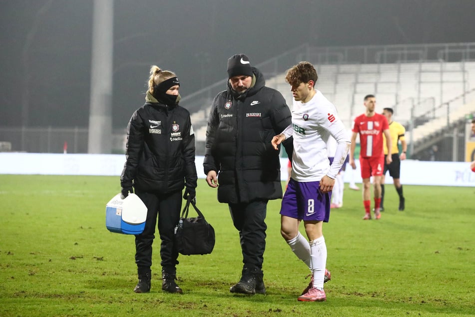 Mika Clausen (23) knickte um und musste zur Pause raus.