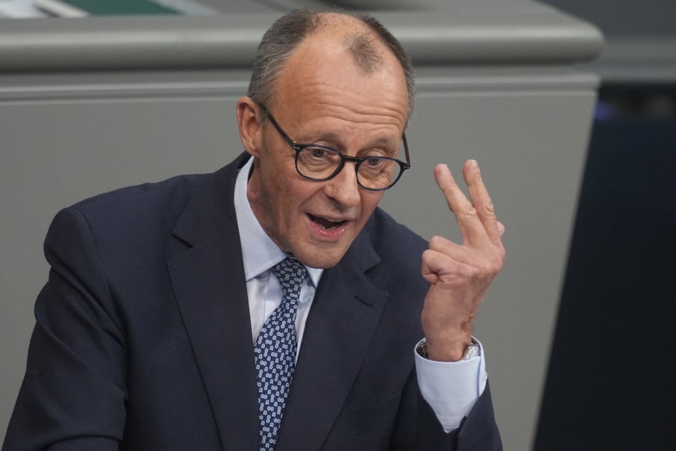 CDU-Chef Friedrich Merz (69) fordert eine verschärfte Asyl-Politik. Die Mehrheit der Deutschen befürworten das.