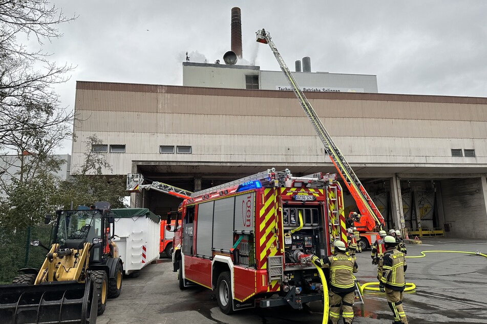 Müllheizkraftwerk brennt in Solingen, Feuerwehr warnt Anwohner