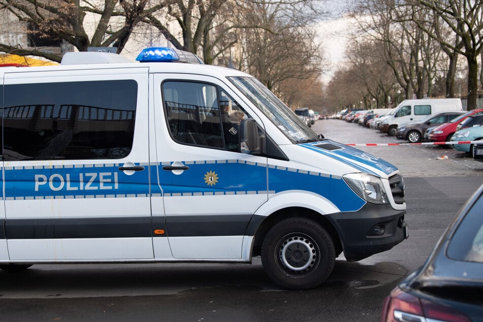 Die Polizei wurde nach Berlin-Spandau gerufen, nachdem ein Jugendlicher Schüsse in Richtung einer Frau und eines Busses abgegeben hatte. (Symbolbild)