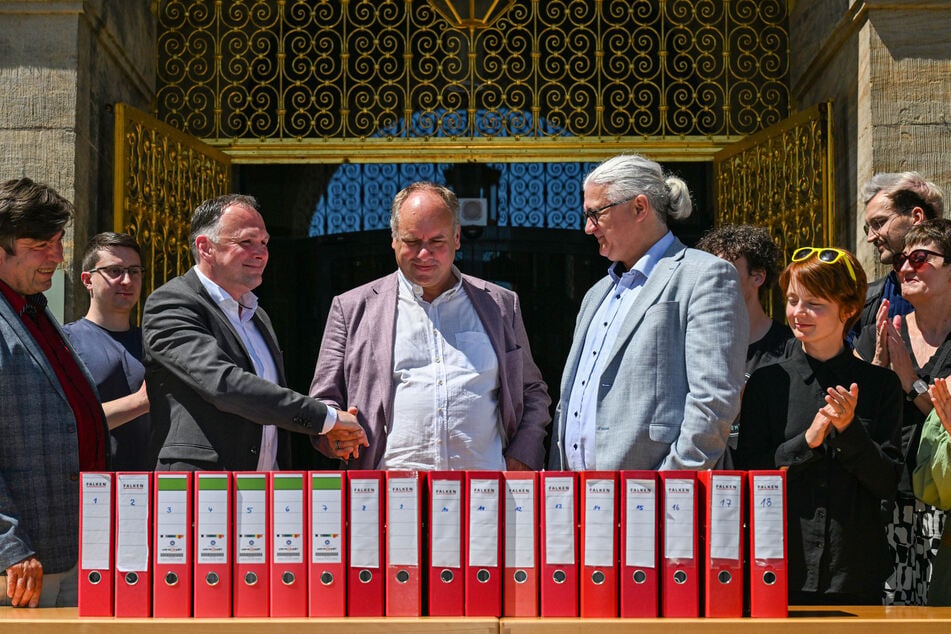 Ende Juni vergangenen Jahres hatten die Initiatoren des Begehrens um Linke-Fraktions-Chef André Schollbach (47, 3.v.l.) OB Dirk Hilbert (54, FDP, M.) mehr als 40.000 Unterschriften übergeben.