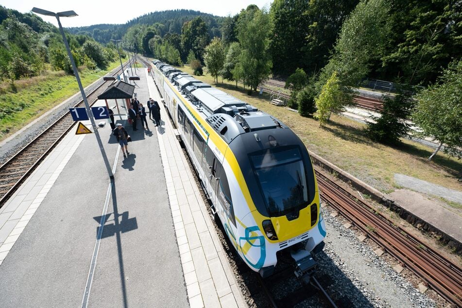 Der Einsatz von 5G-Technik im Zugverkehr nimmt Fahrt auf. Im Auftrag der TU Chemnitz stattet Vodafone ein Testfeld im Erzgebirge mit 5G aus.