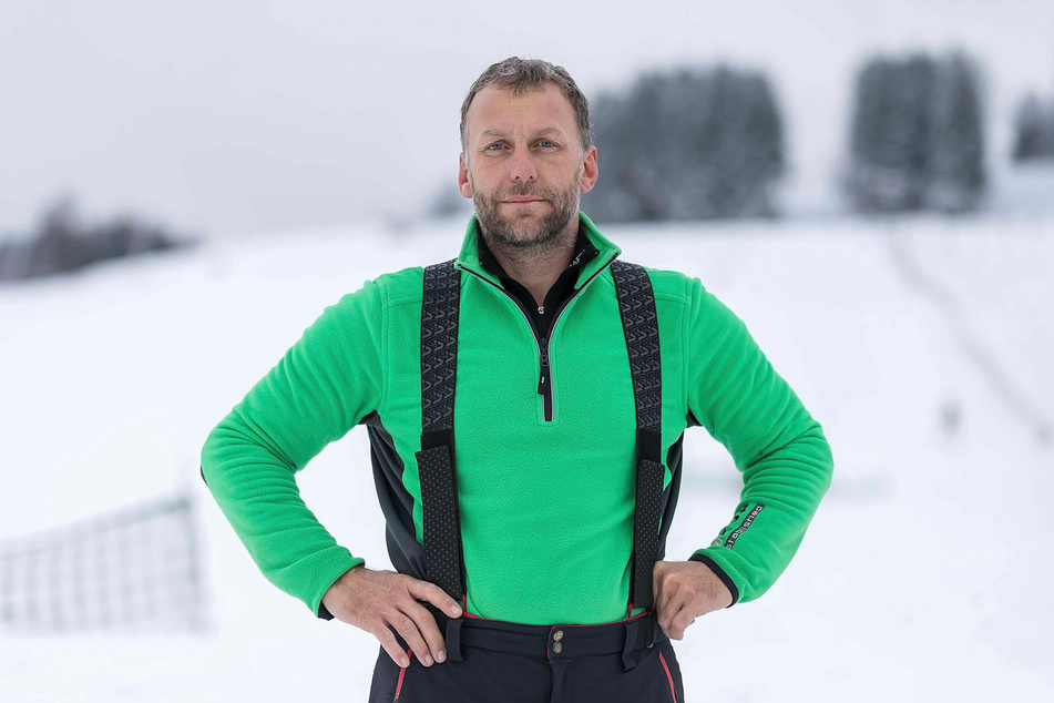 Liftbetreiber Alexander Richter (49) muss seine Schneekanone verkaufen.