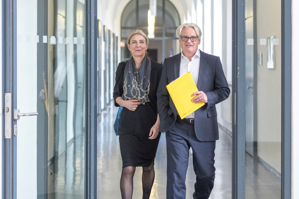 Marion Ackermann (58, l.) und Dirk Burghardt (62, r.) mussten am Dienstag vor dem Dresdner Landgericht aussagen.
