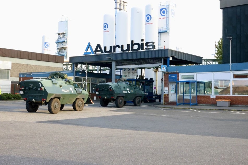 Die Polizei ist mit mehreren gepanzerten Fahrzeugen vor Ort.