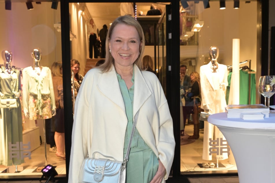 Moderatorin Nova Meierhenrich (52) trug passend zum Event einen Look von "RIANI".