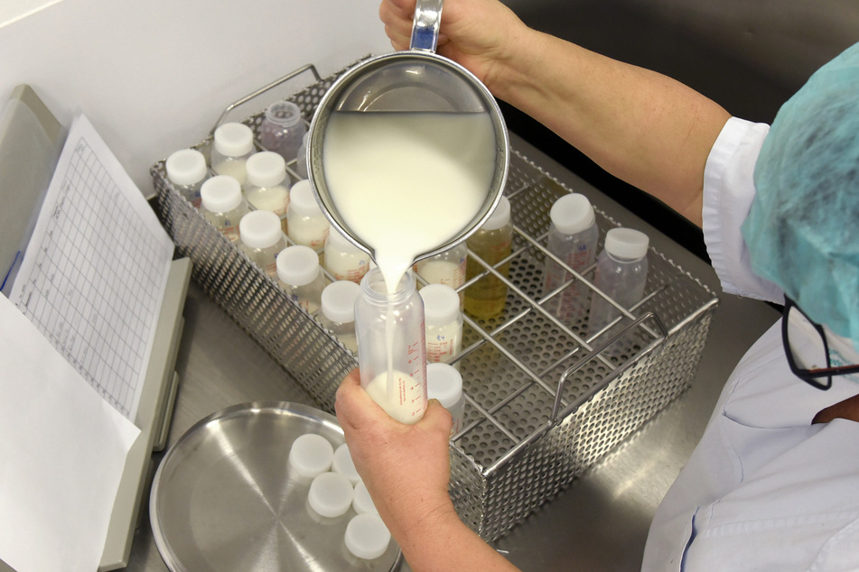 Eine Pflegerin der Leipziger Uniklinik füllt gespendete Muttermilch für das Einfüllen in sterile Fläschchen vor. Die hauseigene Milchbank versorgt damit Frühchen auf der Station für Neugeborene, deren Mütter selbst nicht stillen können.