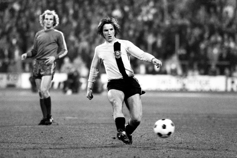 Hans-Jürgen Dörner 1973 im Dress der Dresdner vor Uli Hoeneß (heute 70) beim Spiel gegen den FC Bayern München.