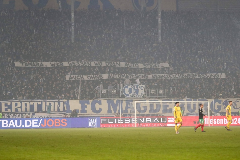 Für das provokante Banner haben sich die Fans eine Anzeige kassiert.