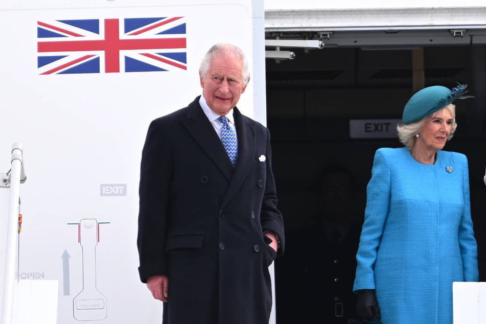 Charles III. und Camilla mit Salutschüssen in Deutschland begrüßt