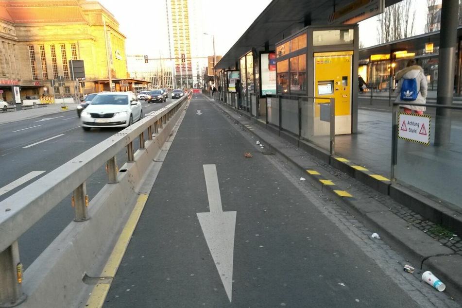 Mehr Platz für Radler und Fußgänger: Am Leipziger Hauptbahnhof gibt es nun einen zusätzlichen Fußweg.