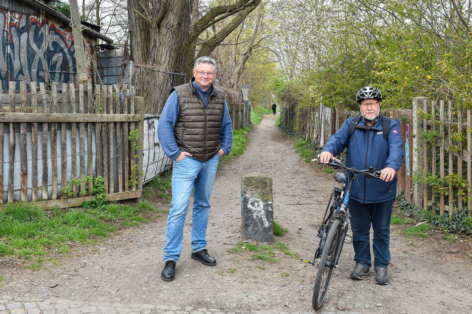 Die FDP-Stadträte Franz-Josef Fischer (69, r.) und Holger Zastrow (53) wollen aus dem Dammweg eine Radler-Alternative zur Königsbrücker Straße machen.