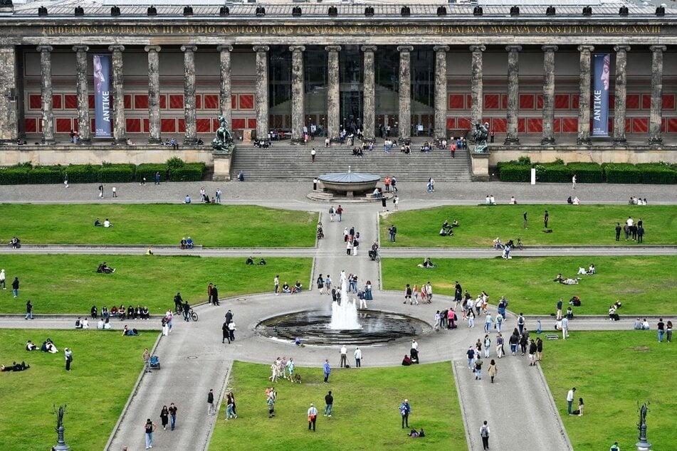 Im Lustgarten vor dem Alten Museum tummeln sich täglich viele Besucher. (Archivfoto)