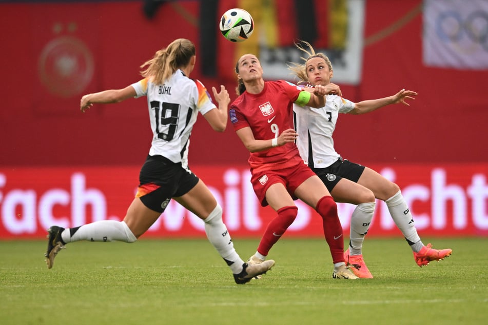 Die polnische Nationalmannschaft um Ewa Pajor hat sich zum ersten Mal für die EM qualifiziert.