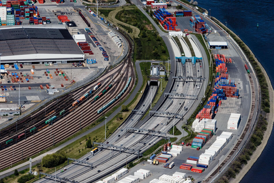 Die Südeinfahrt des Elbtunnels auf der Autobahn A7 ist bei Waltershof zu sehen. (Archivbild)