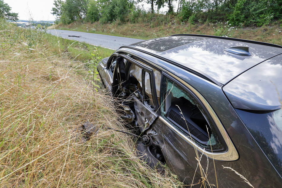 Der VW-Transporter touchierte einen BMW, der seitlich massiv beschädigt wurde.