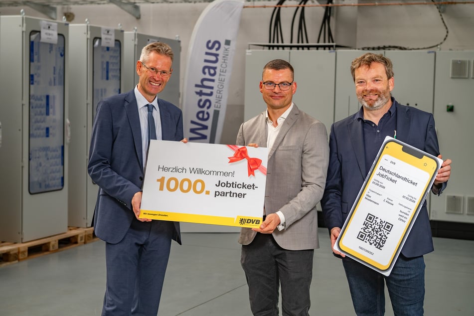 Freude übers Jobticket: DVB-Vorstand Andreas Hemmersbach (57, v. l.), Falco Riemer (39, Geschäftsführer Westhaus Energietechnik) und DVB-Unternehmensbereichsleiter Martin Gawalek (49).