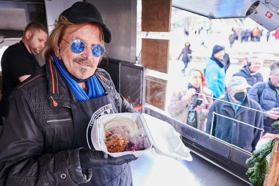Frank Zander (79) steht im Caritas-Foodtruck und verteilt warme Mahlzeiten an Obdachlose und bedürftige Menschen. Mit der Übergabe des Schecks am Donnerstagmittag am Alexanderplatz kündigte er gleichzeitig seine Aktion "Weihnachten mit Frank on Tour".