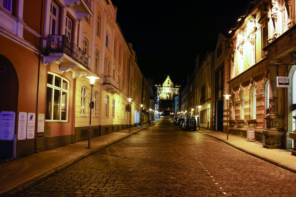 Eine Straße in der Innenstadt ist menschenleer. Flensburg führt die Negativliste der Corona-Inzidenzen in Schleswig-Holstein an. (Archivbild)