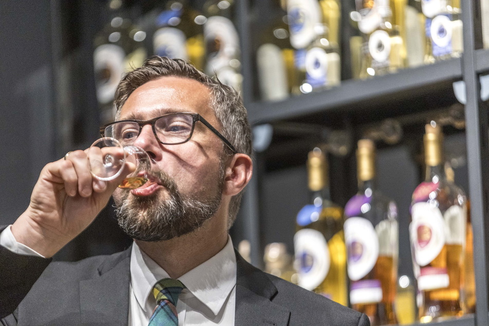 Ganz Genießer: Minister Martin Dulig (49) probiert vom "Hellinger 42"-Whisky.