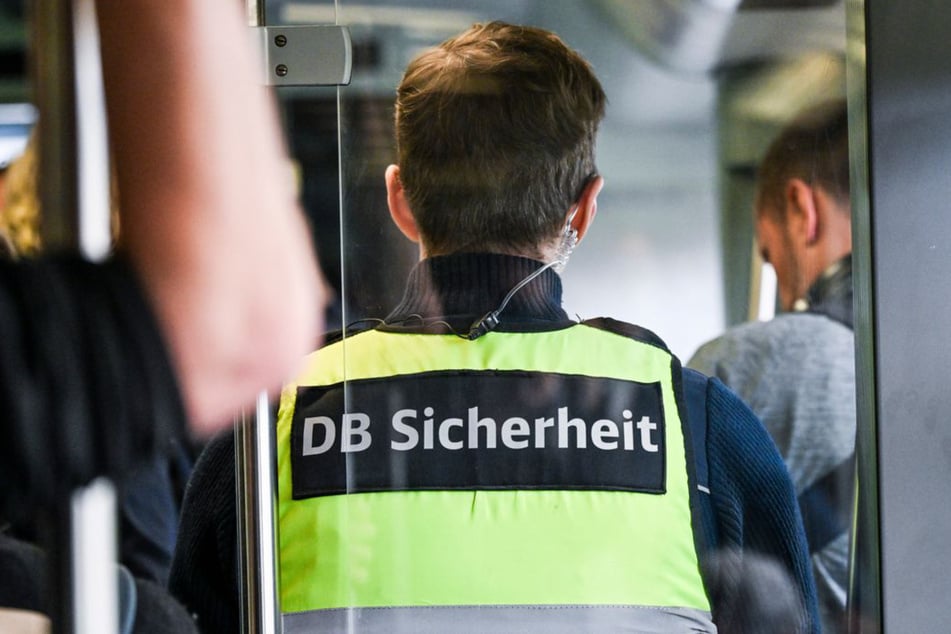 Der Mitarbeiter der Deutschen Bahn ist in stabilem, aber weiterhin kritischem Zustand. (Symbolfoto)