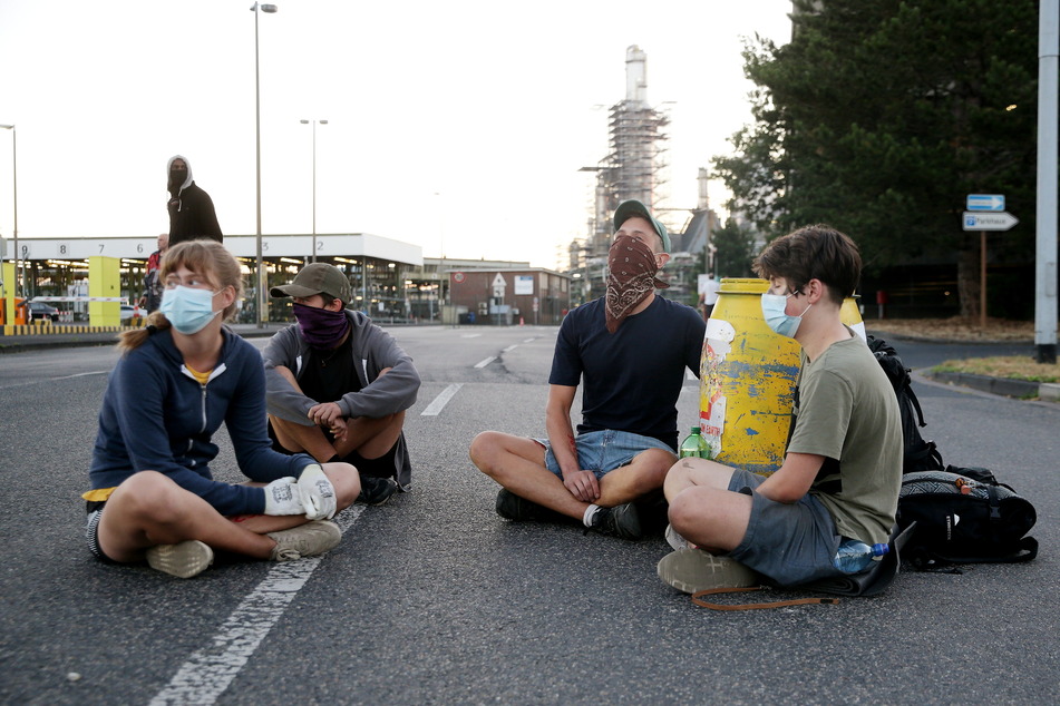 Aktivisten blockieren am Freitagmorgen die Shell-Raffinerie in Wesseling bei Köln.