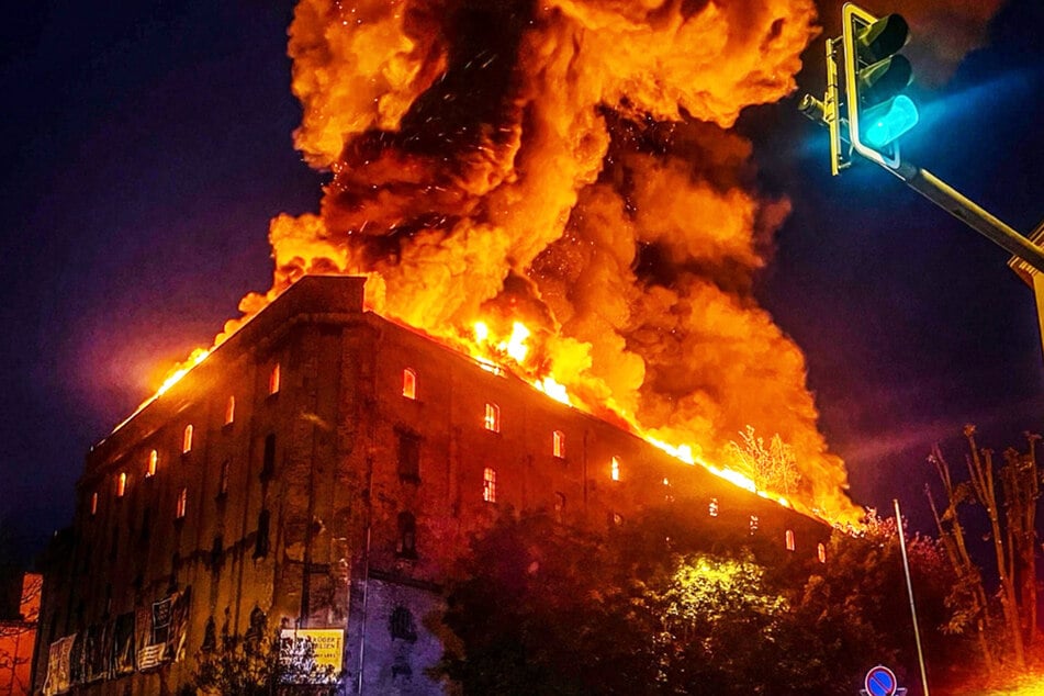 In den frühen Morgenstunden flammte das Feuer im historischen Gebäude erneut auf.