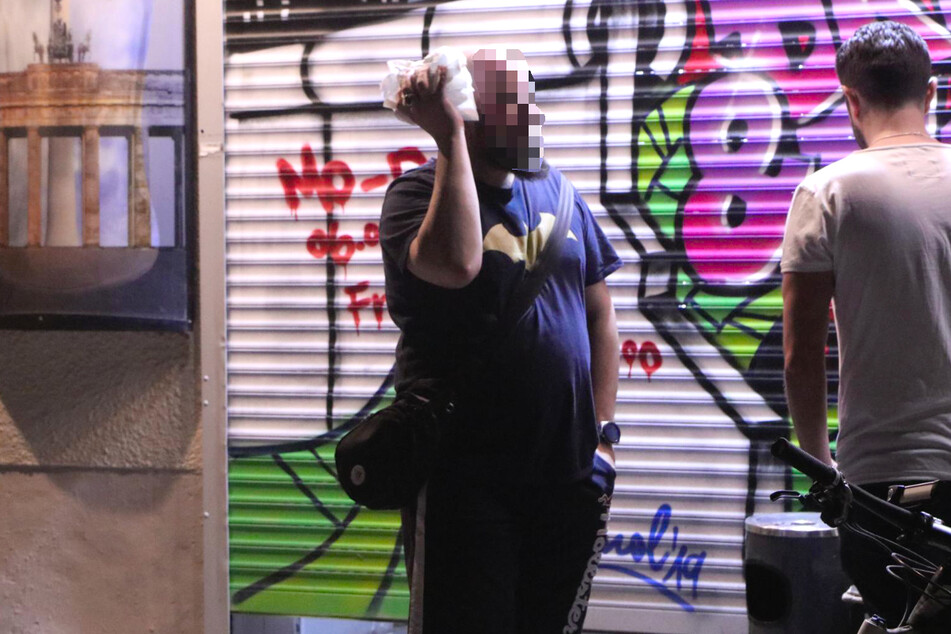 Ein Mann wurde am Sonntagabend bei einer Auseinandersetzung in Berlin-Kreuzberg am Kopf verletzt.