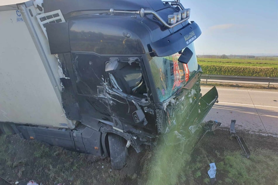 Der tragische Unfall, bei dem nur der Lkw-Fahrer unverletzt blieb, ereignete sich auf der Strecke Breslau – Zgorzelec/Görlitz. Die Autobahn Richtung Deutschland war stundenlang gesperrt.