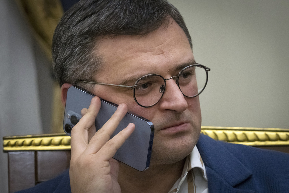 Ukraine-Außenminister Dmytro Kuleba (41) will nach dem Panzer-Deal jetzt auch Flugzeuge und Raketen mit Reichweite von bis zu 300 Kilometern. Man führe dazu bereits Verhandlungen, erklärte er.