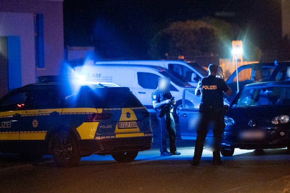 Schock-Fund in Weimar: Leiche liegt neben Auto, Polizei steht vor einem Rätsel