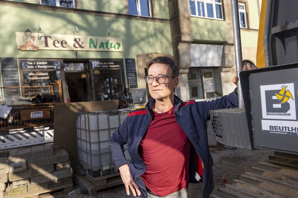 Teeladen-Besitzer Steffen Obst (61) kann sich dank seiner Stammkunden gerade noch über Wasser halten.