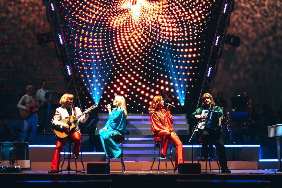 Singen, tanzen, feiern. Die größte ABBA-Party des Jahres bringt ein bisschen Schweden nach Dresden.