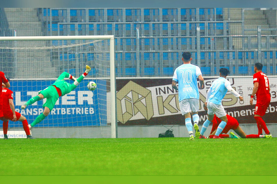Theo Ogbidi (20, 3. v.r.) hat abgezogen und trifft zum 3:2 gegen Zwickau.