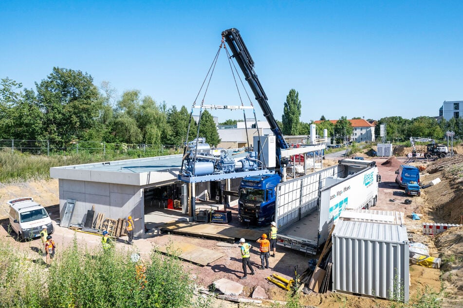 Mit einem großen Kran wurden die Wärmepumpen eingehoben.