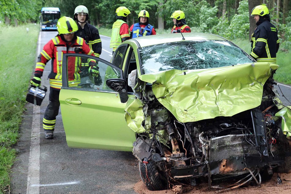 Ford Fiesta kracht gegen Baum: Fahrer schwebt in Lebensgefahr