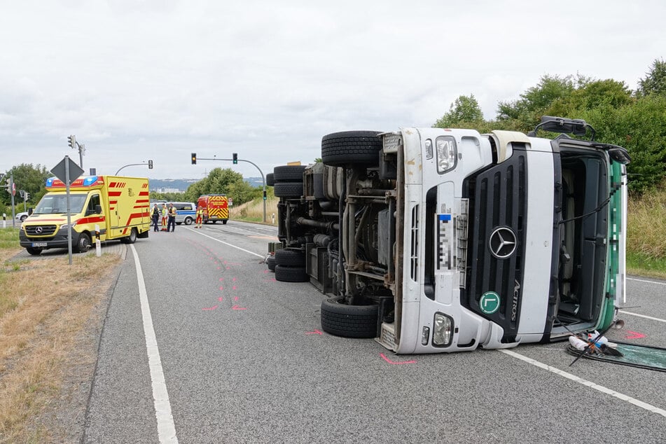Auf der Seite gelandet: Ein Truck voll mit Holzpellets ist im Dresdner Süden umgekippt.