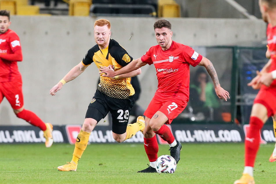Yannik Möker (21, r.) versucht hier, den Ball von dem Dresdner Paul Will zu behaupten.