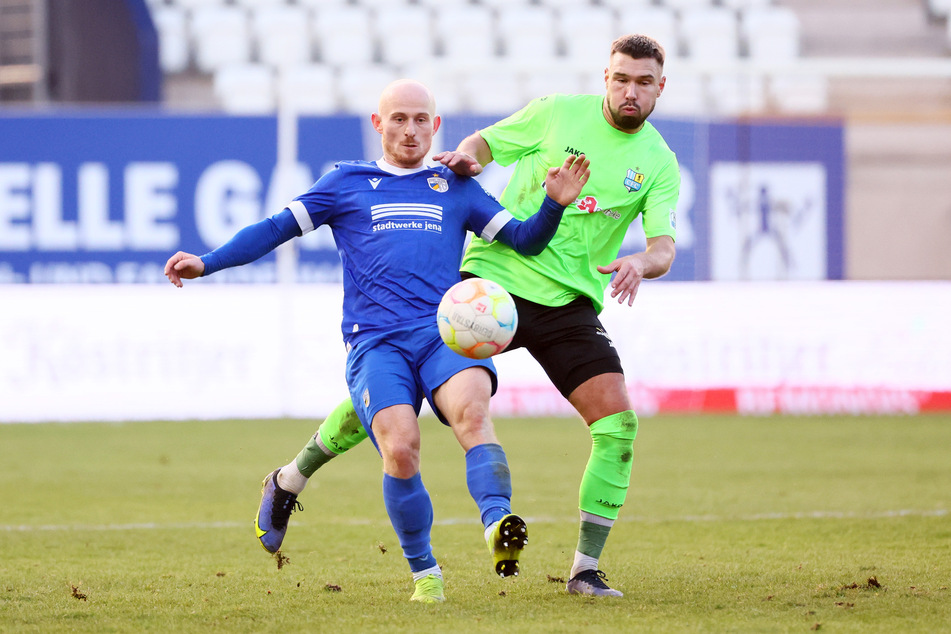 Zuletzt war Maximilian Krauß (l.) vor Weihnachten bei der 0:1-Heimpleite gegen den Chemnitzer FC für Jena am Ball.