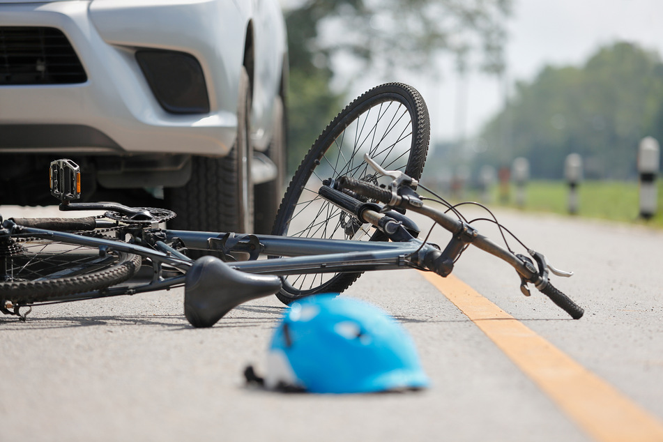In Köln ist am Mittwochnachmittag ein Radfahrer (58) in Köln-Widdersdorf von einer Autofahrerin (56) erfasst und schwer verletzt worden. (Symbolbild)