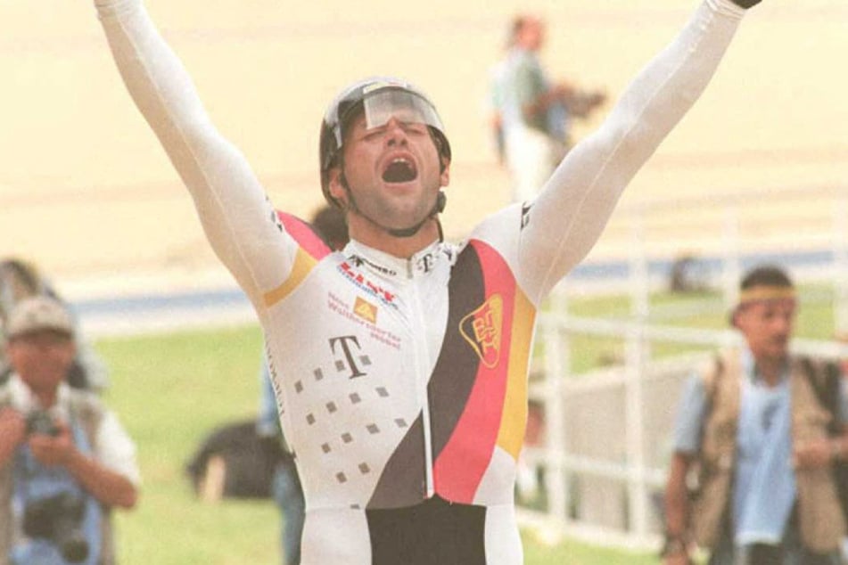 Michael Hübner 1995 nach dem deutschen Team-Triumph bei der Bahnrad-WM in Bogotá. (Archivfoto)