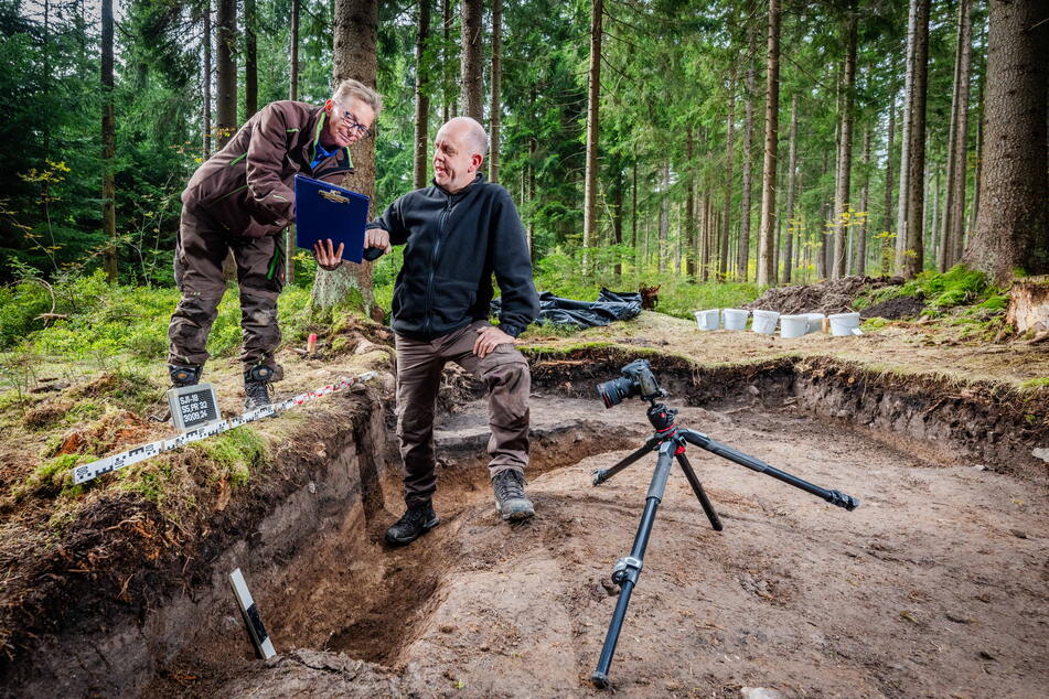 Grabungstechnikerin Heide Hönig (60) und Vermessungsingenieur Frank Schröder (51) dokumentieren eine Grabungsstelle, in der Spuren von bronzezeitlichem Bergbau gefunden wurden.