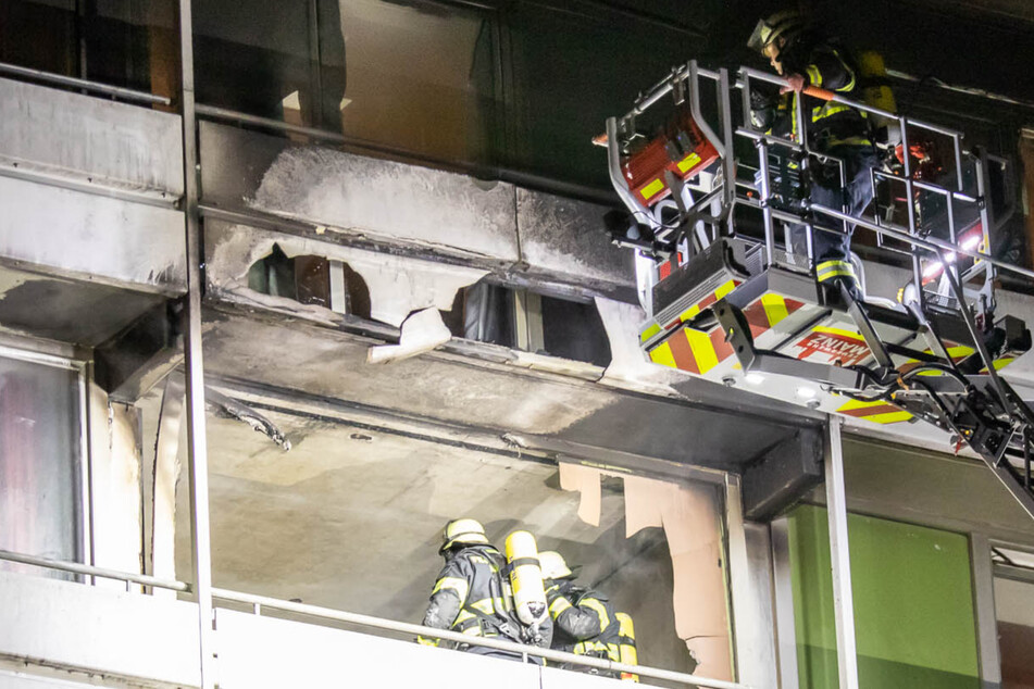 Durch das Feuer sind jetzt 42 Wohnungen in dem Hochhaus unbewohnbar.