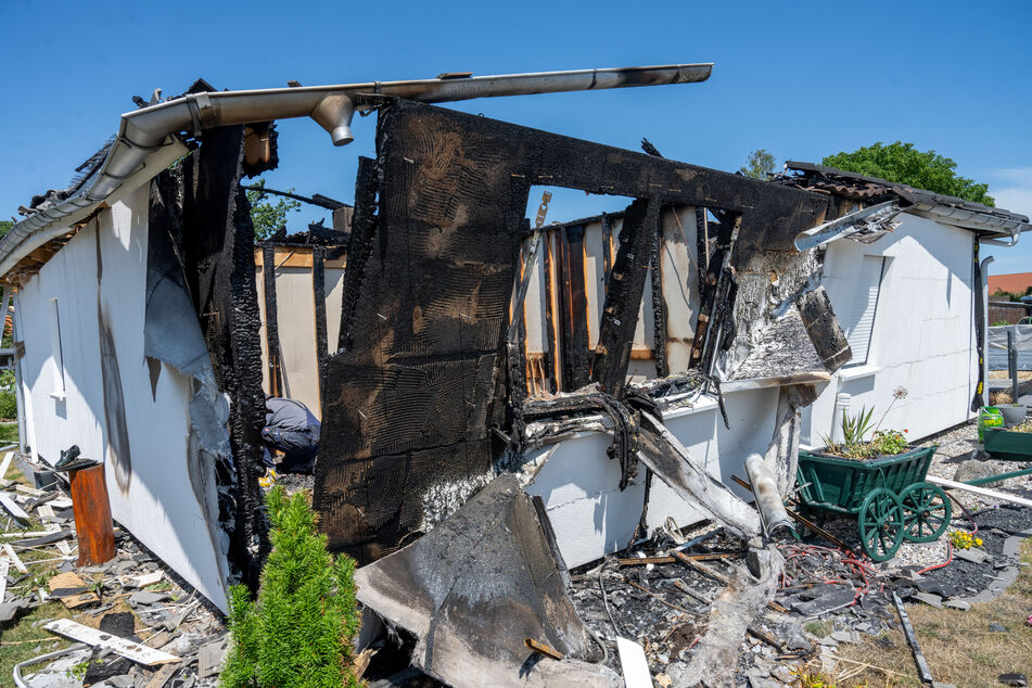 Beim Brand des Wohnhauses in Jarmen (Landkreis Vorpommern-Greifswald) sind am Samstag zwei Menschen ums Leben gekommen.