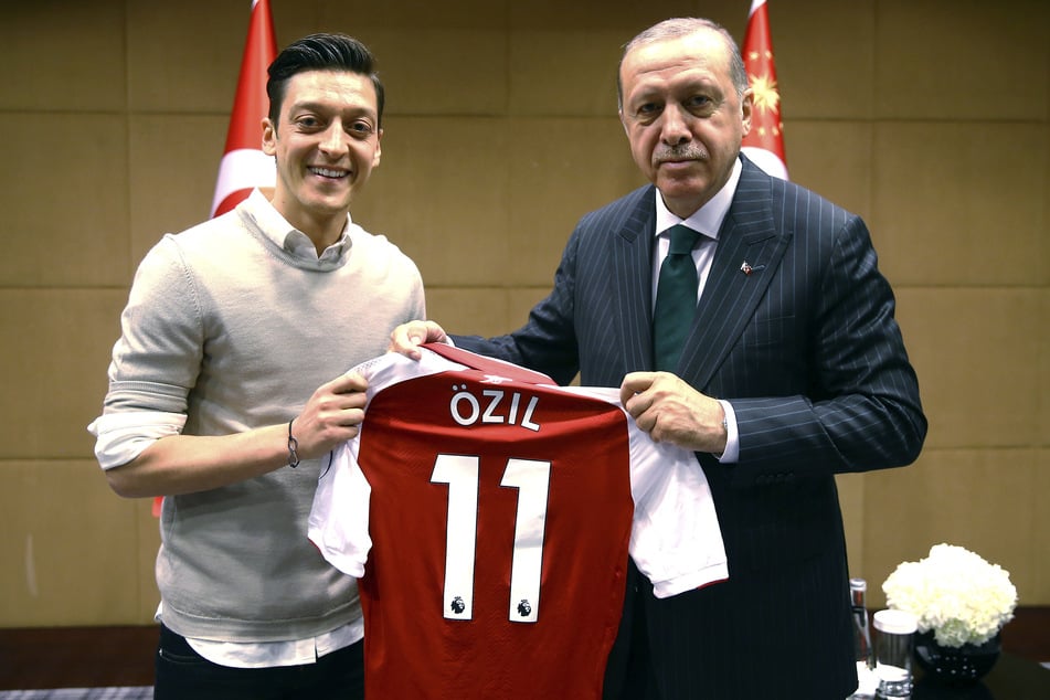 Mesut Özil (36, l.) und Recep Tayyip Erdoğan (70) verbindet seit Längerem eine enge Beziehung.