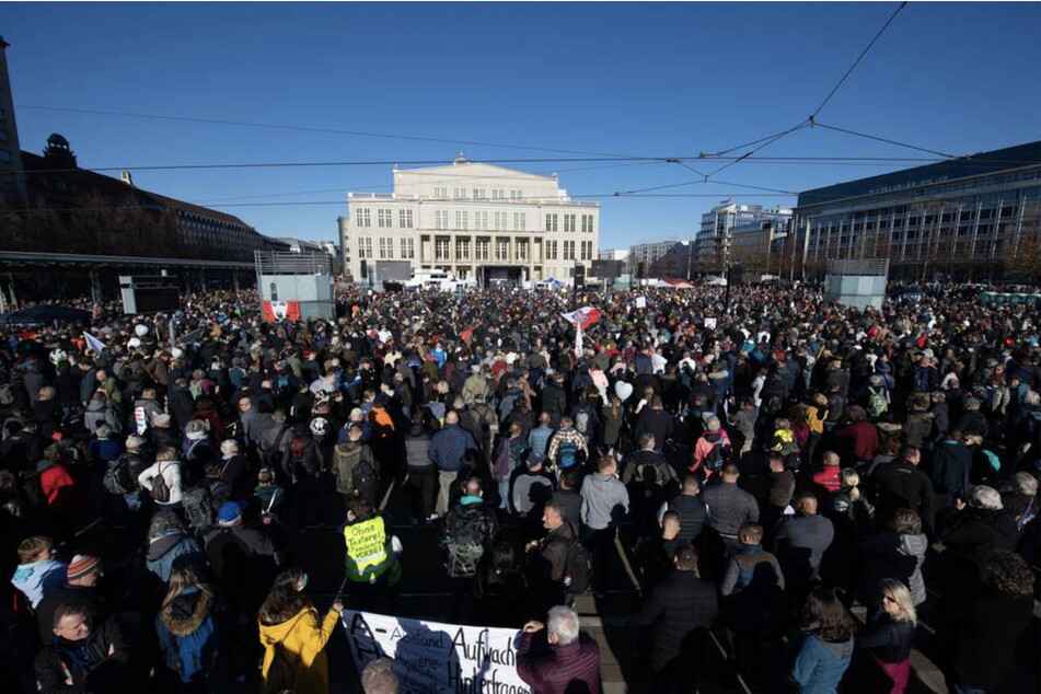Anfang November hatten mehr als 20.000 Menschen an einer Demonstration der "Querdenken"-Bewegung gegen die Corona-Maßnahmen in Leipzig teilgenommen. Am Samstag soll es wegen dem Demogeschehen abermals zu einem Großeinsatz der Polizei kommen.