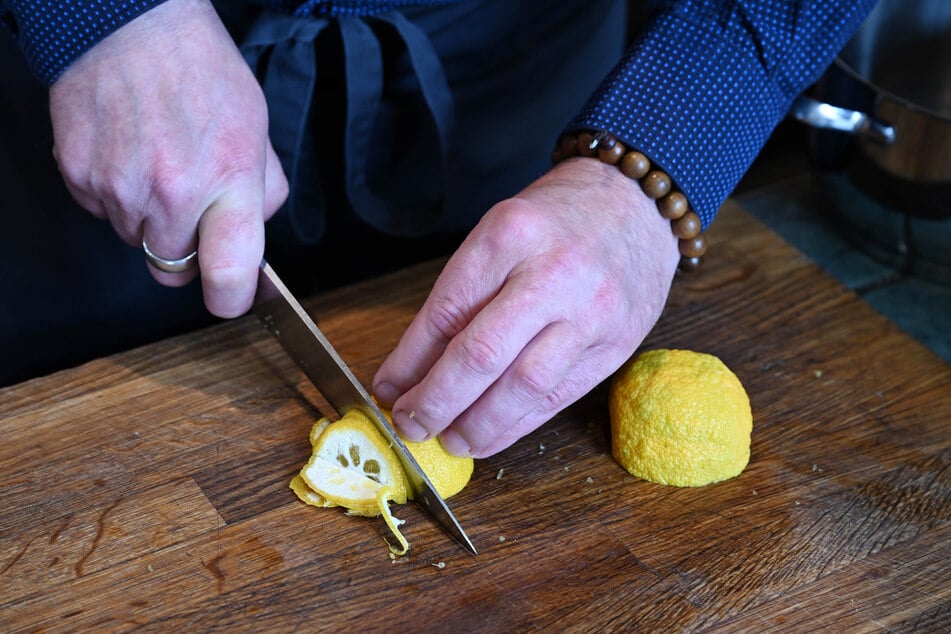 Nur die Kerne müssen raus - ansonsten wird die komplette Pomeranze verarbeitet.