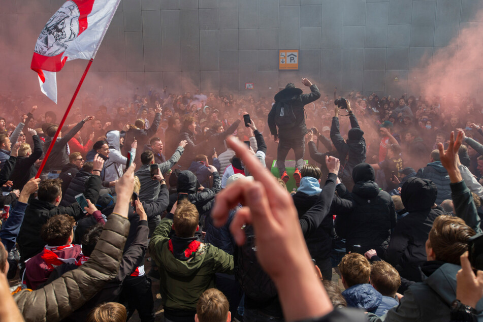 Euphorisch feierten die Ajax-Anhänger die Meisterschaft des Klubs aus Amsterdam.